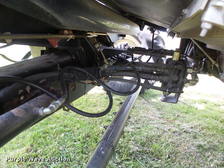 image for item DB1305 2005 New Holland CR960 combine