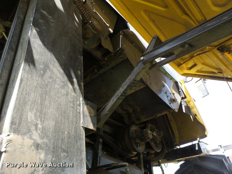 image for item DB1305 2005 New Holland CR960 combine