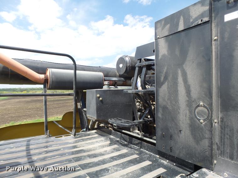 image for item DB1305 2005 New Holland CR960 combine