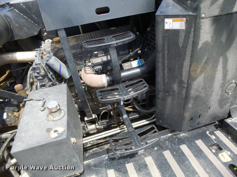 image for item DB1305 2005 New Holland CR960 combine