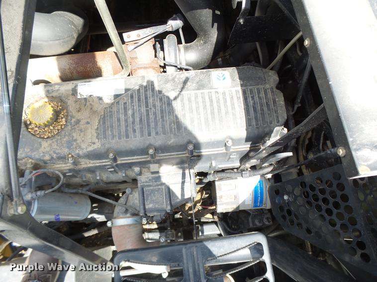 image for item DB1305 2005 New Holland CR960 combine