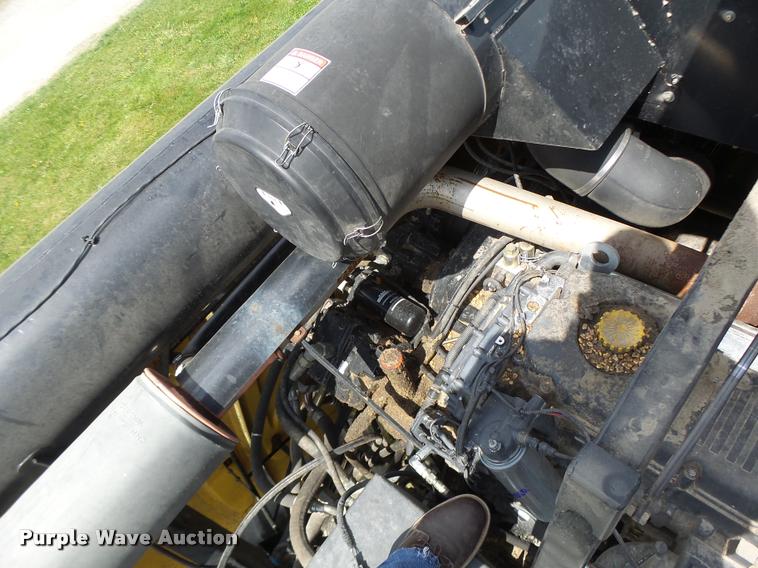 image for item DB1305 2005 New Holland CR960 combine