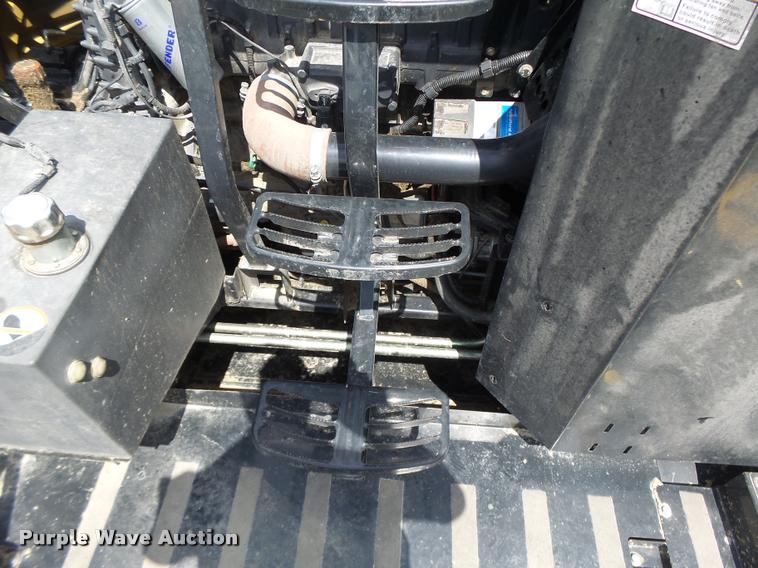 image for item DB1305 2005 New Holland CR960 combine