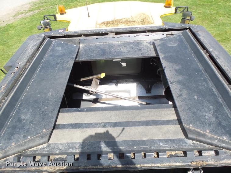 image for item DB1305 2005 New Holland CR960 combine