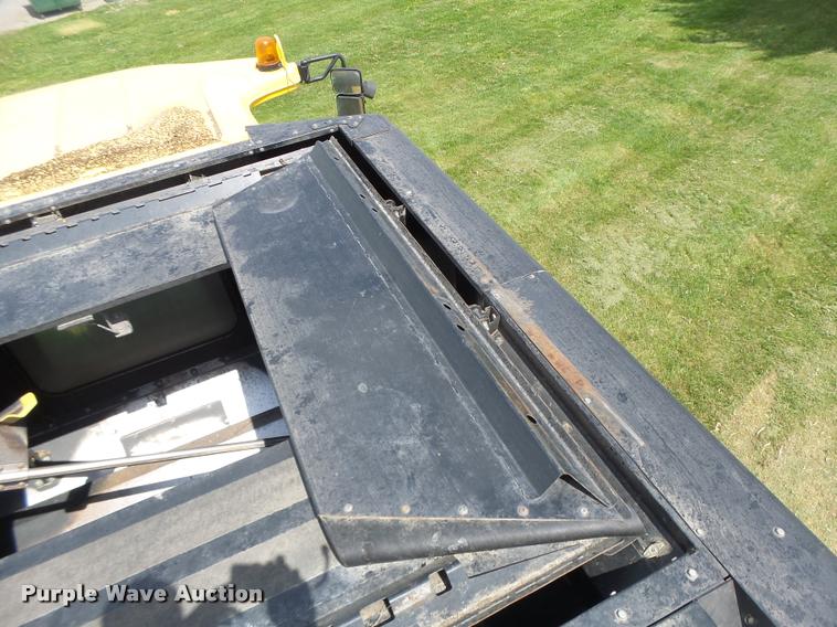 image for item DB1305 2005 New Holland CR960 combine