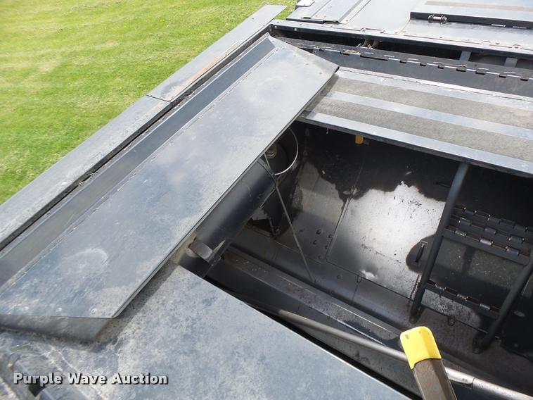 image for item DB1305 2005 New Holland CR960 combine