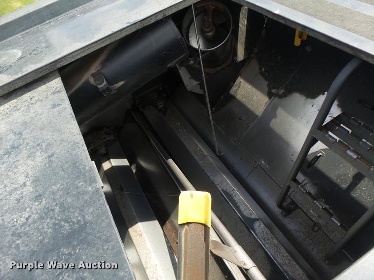 image for item DB1305 2005 New Holland CR960 combine