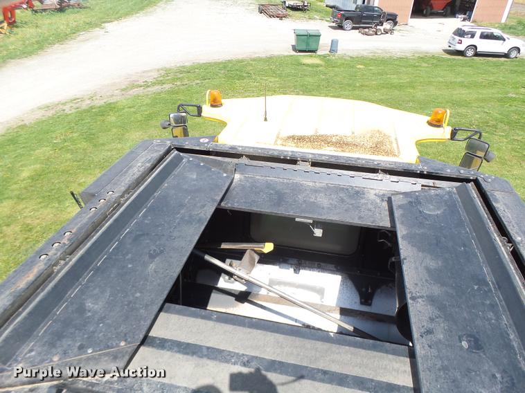 image for item DB1305 2005 New Holland CR960 combine