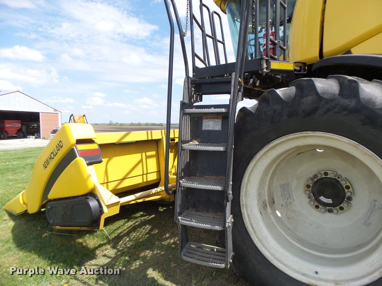 image for item DB1305 2005 New Holland CR960 combine