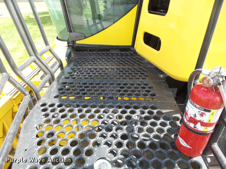 image for item DB1305 2005 New Holland CR960 combine