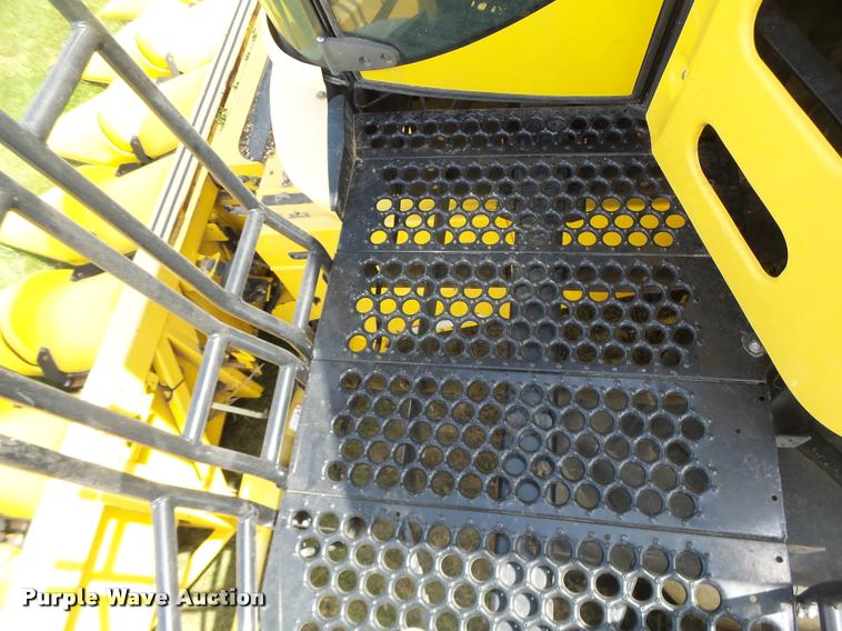 image for item DB1305 2005 New Holland CR960 combine