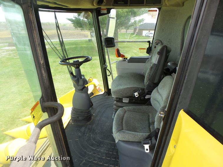 image for item DB1305 2005 New Holland CR960 combine