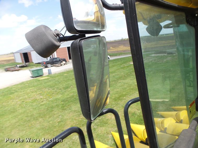 image for item DB1305 2005 New Holland CR960 combine