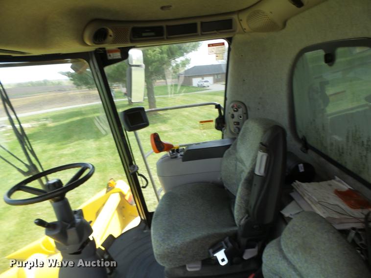 image for item DB1305 2005 New Holland CR960 combine