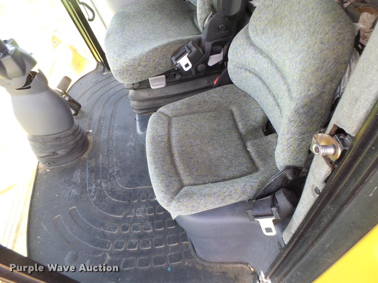 image for item DB1305 2005 New Holland CR960 combine