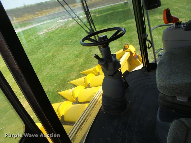 image for item DB1305 2005 New Holland CR960 combine
