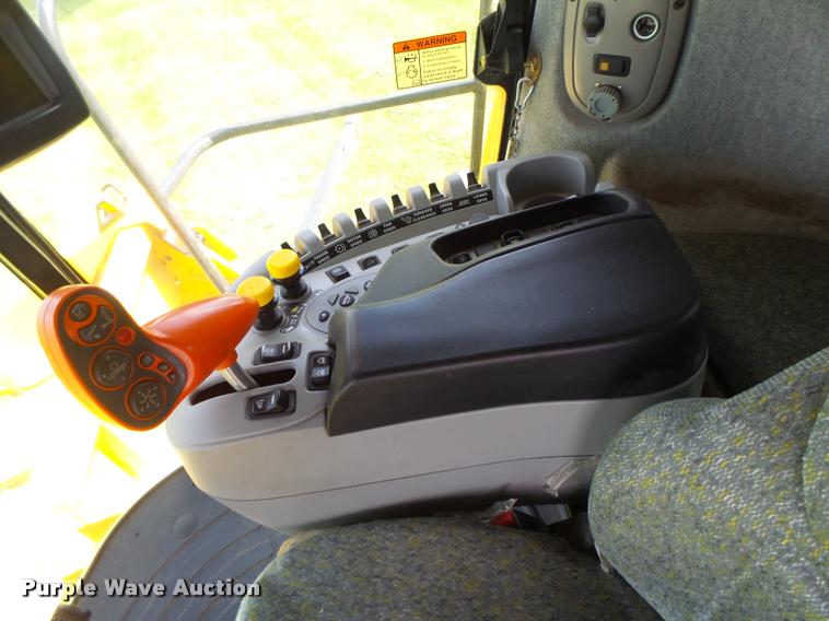 image for item DB1305 2005 New Holland CR960 combine