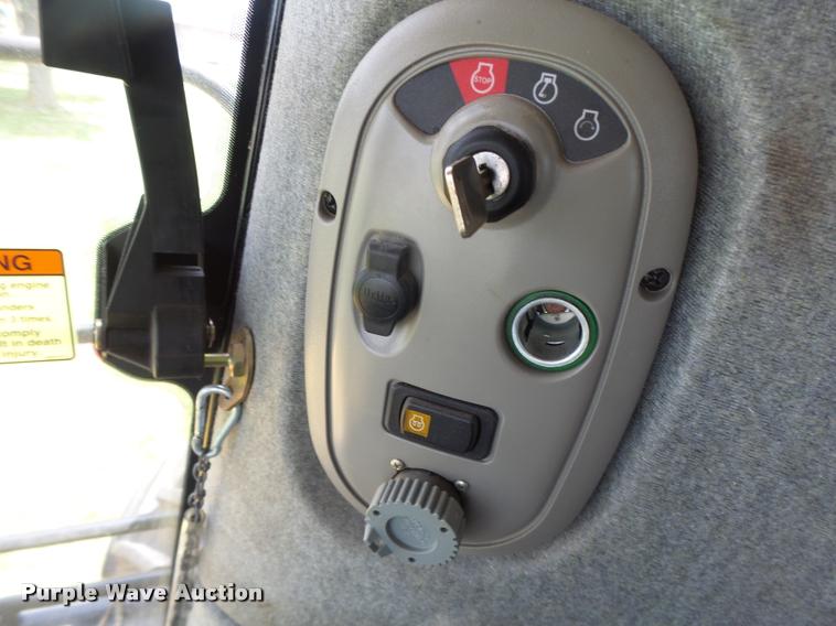 image for item DB1305 2005 New Holland CR960 combine