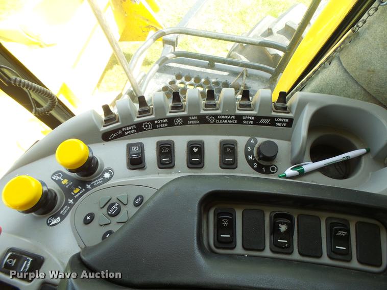 image for item DB1305 2005 New Holland CR960 combine