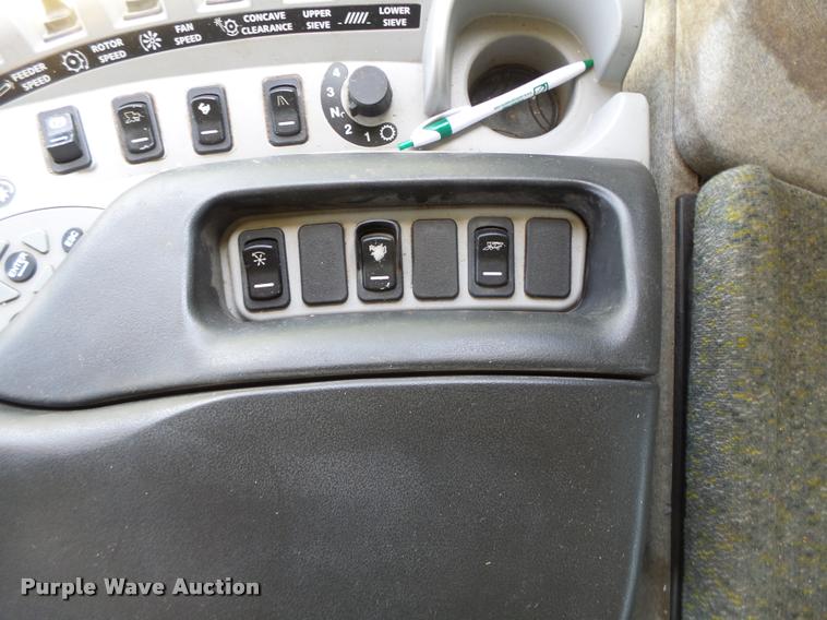 image for item DB1305 2005 New Holland CR960 combine