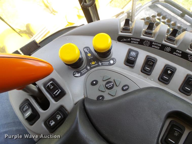 image for item DB1305 2005 New Holland CR960 combine