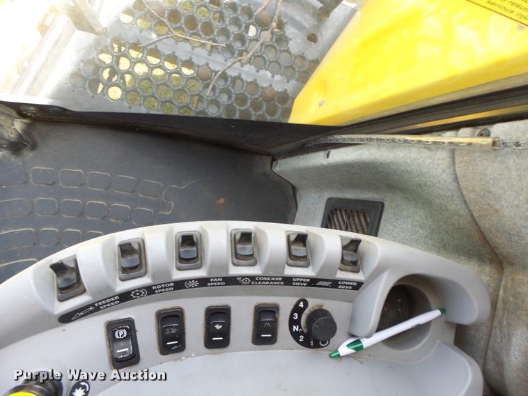 image for item DB1305 2005 New Holland CR960 combine