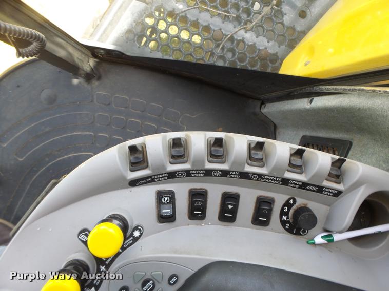 image for item DB1305 2005 New Holland CR960 combine