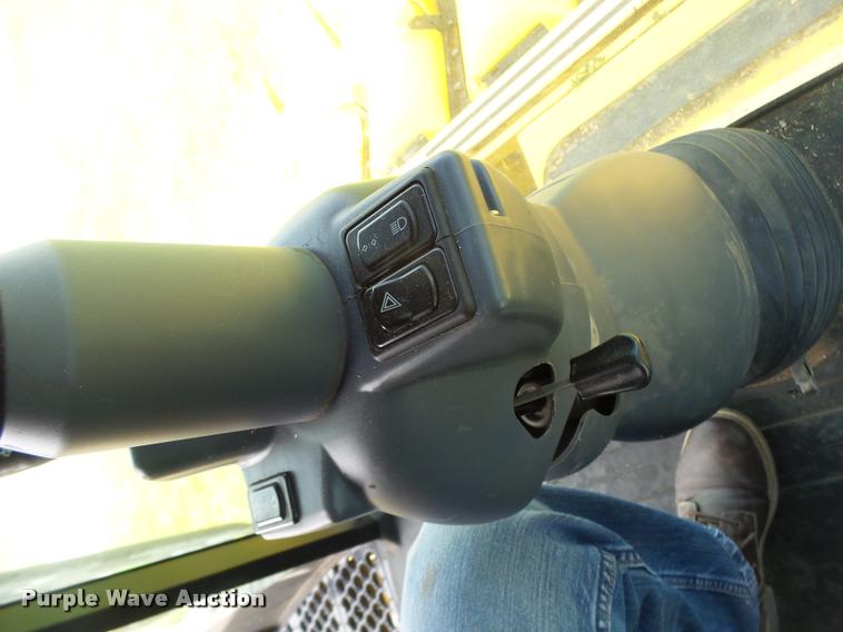 image for item DB1305 2005 New Holland CR960 combine