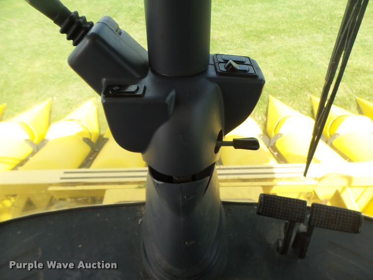 image for item DB1305 2005 New Holland CR960 combine