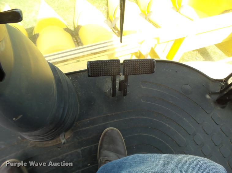 image for item DB1305 2005 New Holland CR960 combine