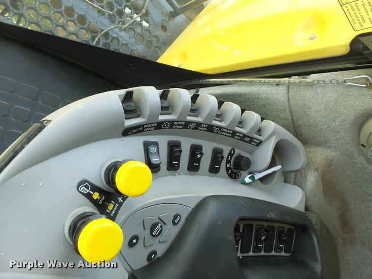 image for item DB1305 2005 New Holland CR960 combine