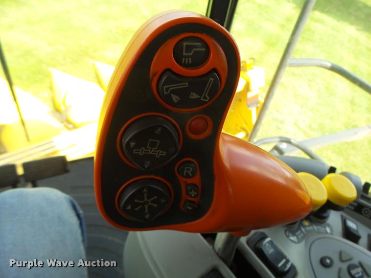 image for item DB1305 2005 New Holland CR960 combine