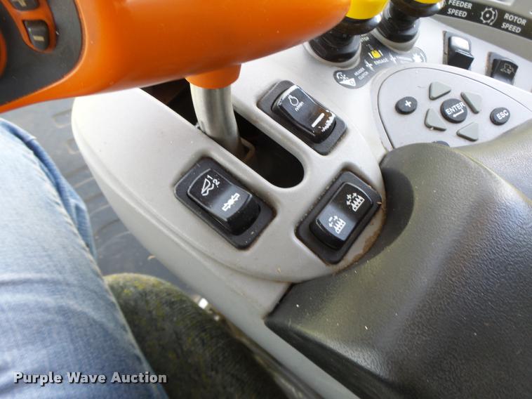 image for item DB1305 2005 New Holland CR960 combine