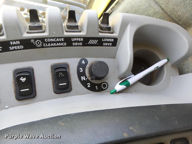 image for item DB1305 2005 New Holland CR960 combine