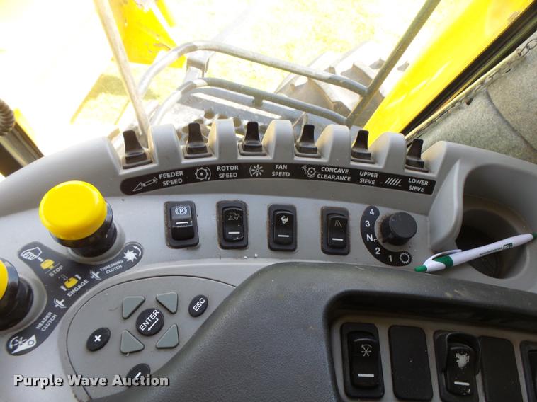 image for item DB1305 2005 New Holland CR960 combine