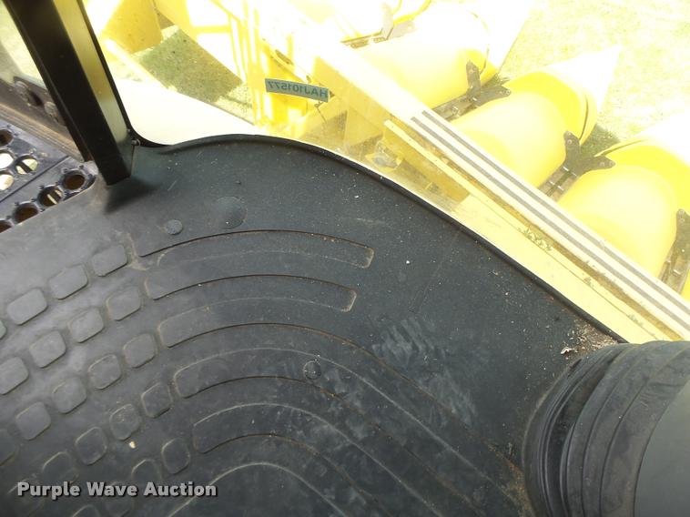 image for item DB1305 2005 New Holland CR960 combine