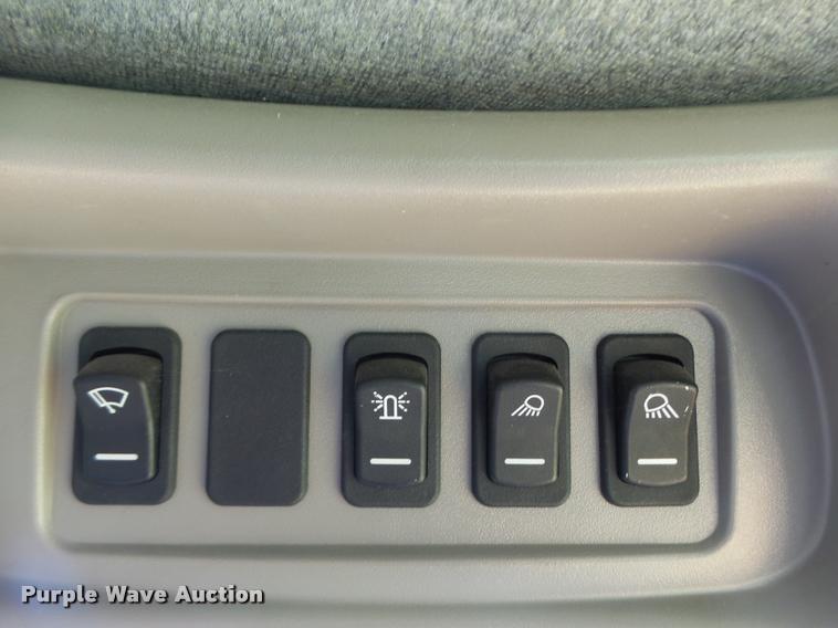 image for item DB1305 2005 New Holland CR960 combine