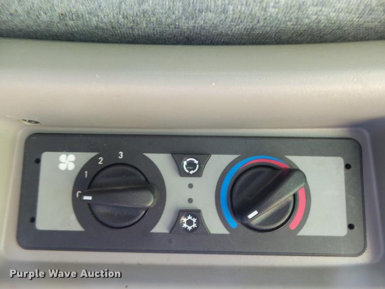 image for item DB1305 2005 New Holland CR960 combine