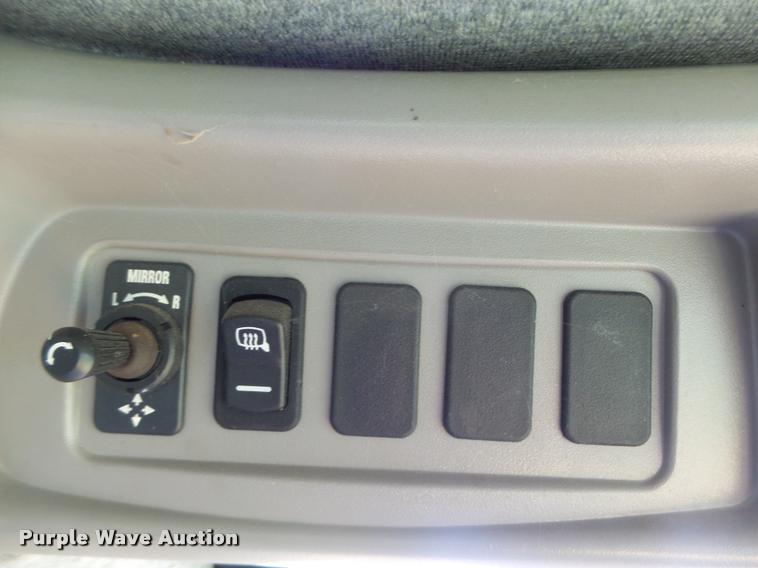 image for item DB1305 2005 New Holland CR960 combine