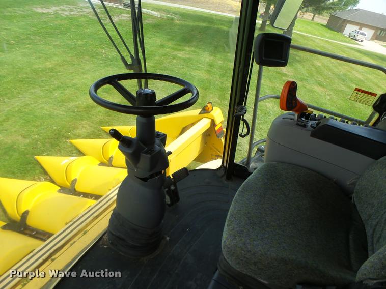 image for item DB1305 2005 New Holland CR960 combine