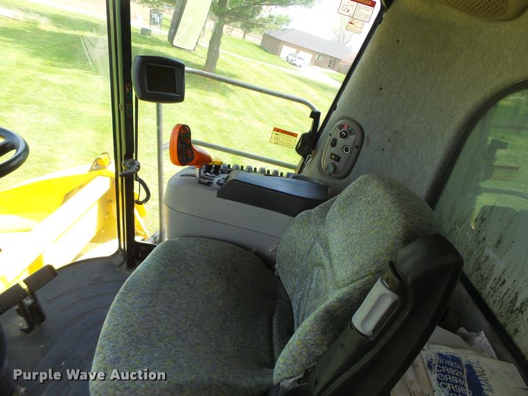 image for item DB1305 2005 New Holland CR960 combine
