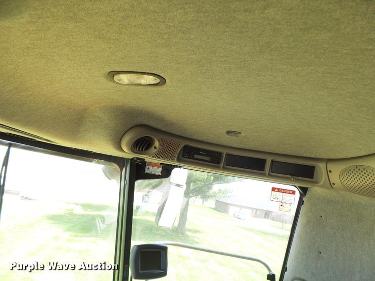 image for item DB1305 2005 New Holland CR960 combine