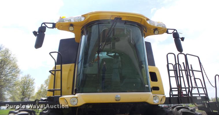 image for item DB1305 2005 New Holland CR960 combine