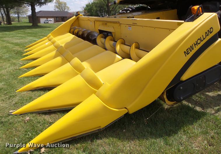 image for item DB1306 2001 New Holland 96C corn head