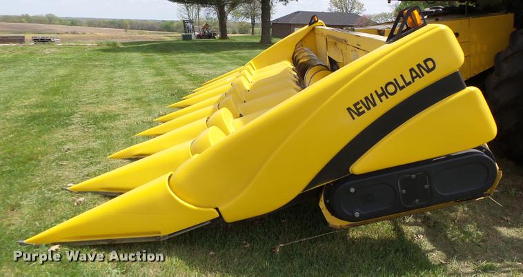 image for item DB1306 2001 New Holland 96C corn head