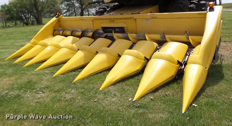 image for item DB1306 2001 New Holland 96C corn head