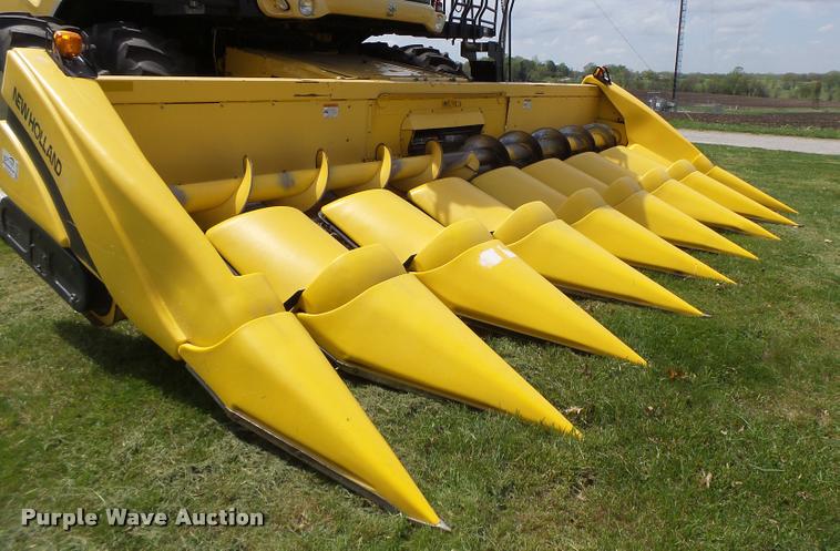 image for item DB1306 2001 New Holland 96C corn head