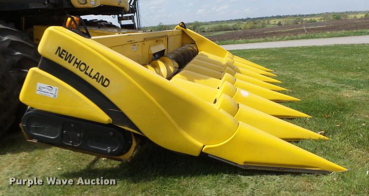 image for item DB1306 2001 New Holland 96C corn head