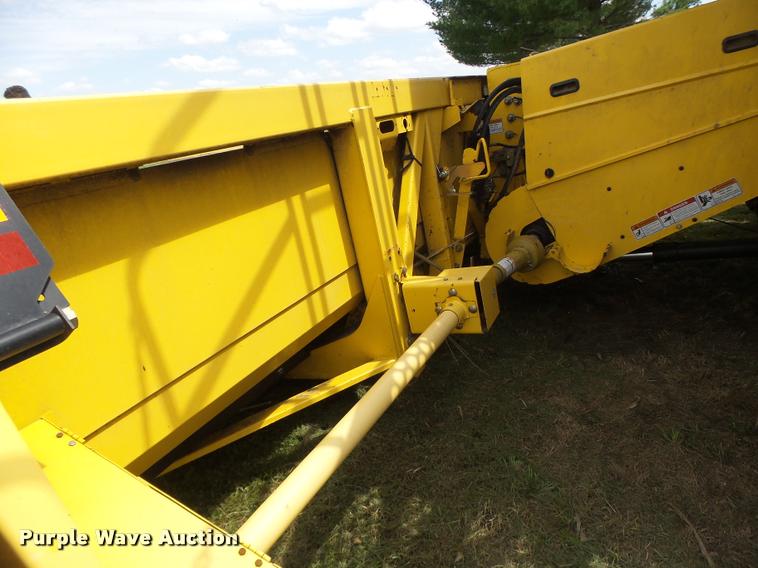 image for item DB1306 2001 New Holland 96C corn head