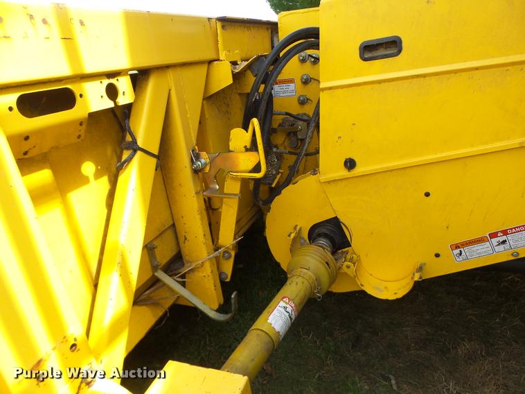 image for item DB1306 2001 New Holland 96C corn head